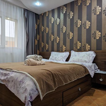 בוקרשט Modern Oasis With A Cozy Fireplace Your Stylish Apartment Minutes From Downtown מראה חיצוני תמונה